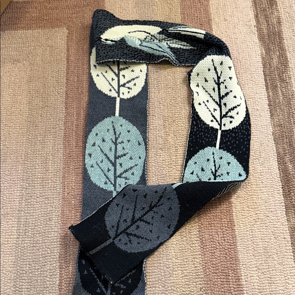 Bird and leaf knit women’s scarf
